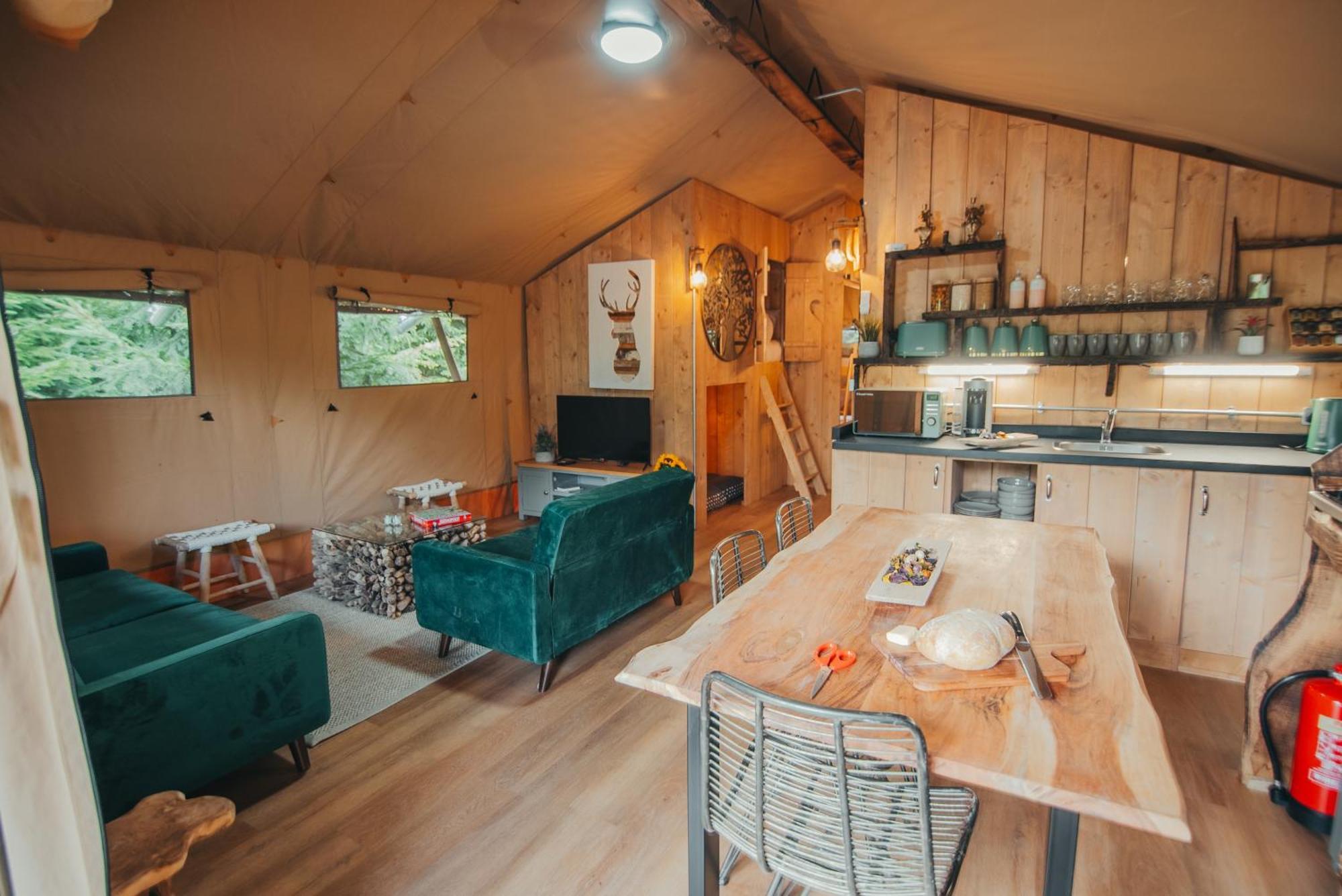 Cosy Forest Lodge Penrhos  ภายนอก รูปภาพ