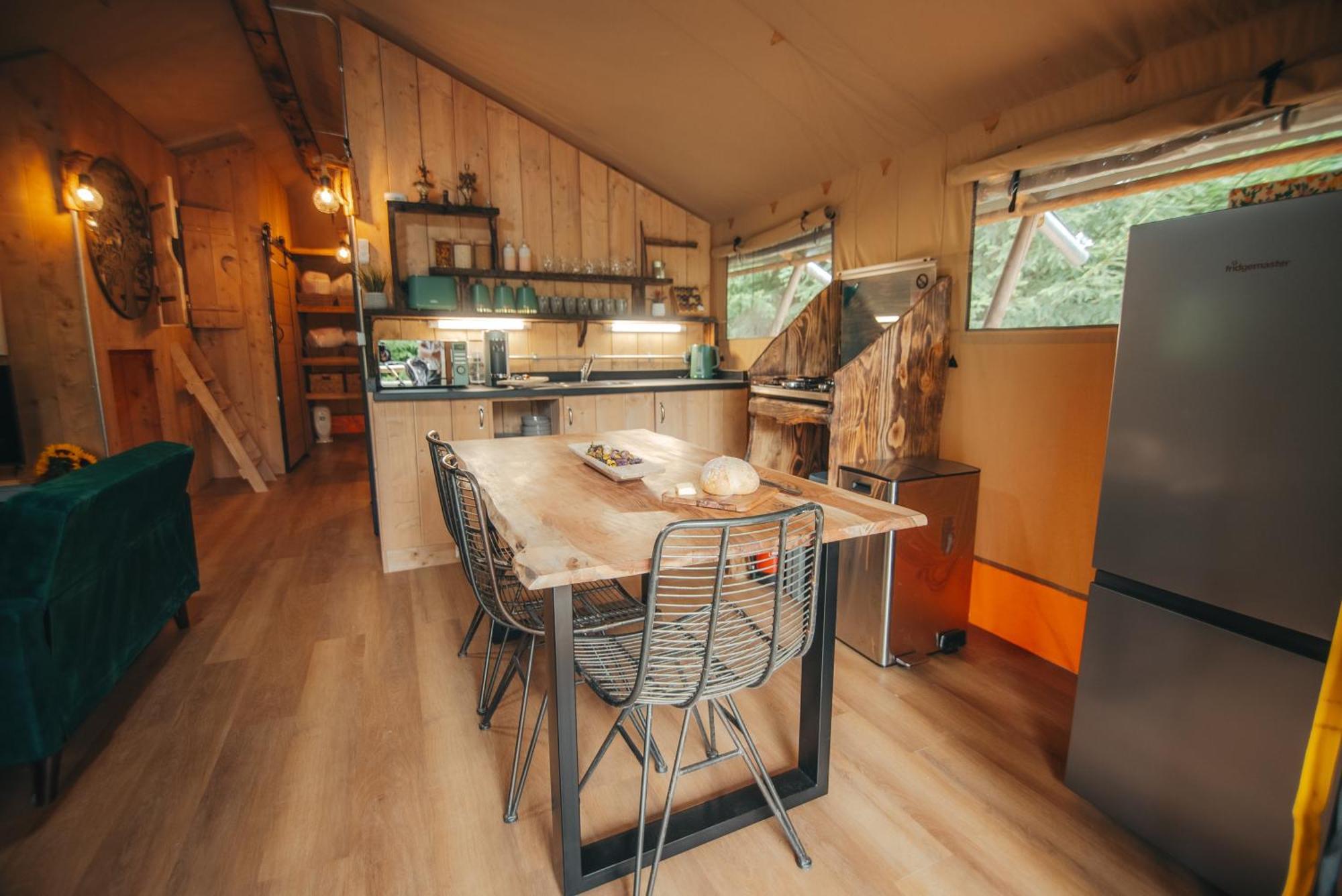 Cosy Forest Lodge Penrhos  ภายนอก รูปภาพ